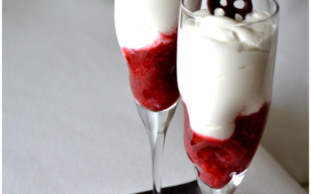 Mousse au chocolat blanc et framboises et basilic