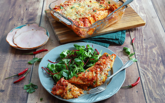 Enchiladas au rôti de porc et sauce tomate épicée
