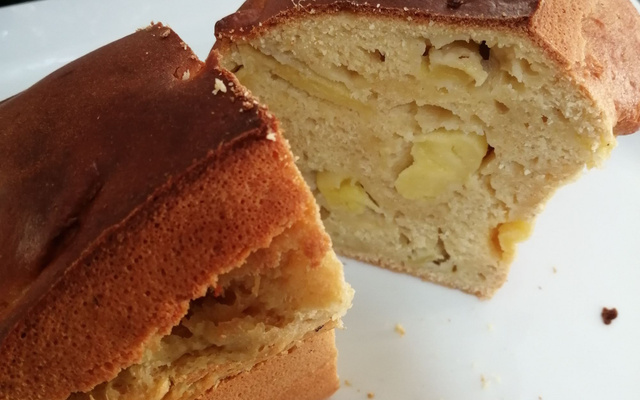 Gâteau moelleux au yaourt et aux pommes simple et rapide