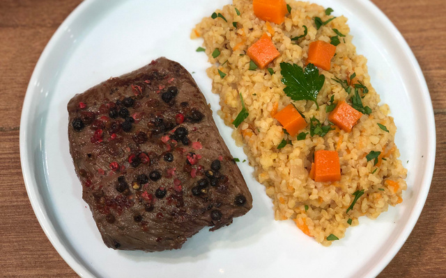 Risotto de boulgour au potiron et pavé de bœuf au poivre