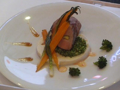 Filet mignon de porc au miel et romarin, purée de chou fleur, semoule de brocoli, Légumes glacés et émulsion de poivron rouge