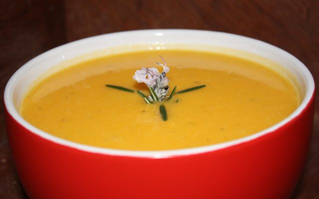 Velouté de potiron au cheddar fondu et romarin