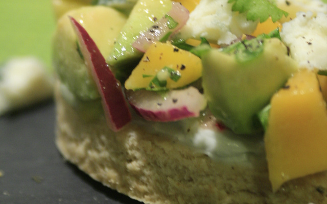 Bouchées sablées avocat, mangue, coriandre, poivre et roquefort