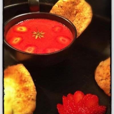 Soupe de gariguette au vinaigre balsamique blanc & sa tuile aux amandes de Provence