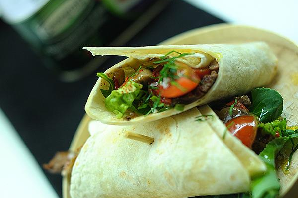 Fajitas de bœuf aux champignons de Paris aux aubergines et aux poivrons rouges