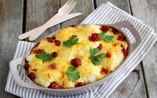Gratin de chou-fleur et jambon de Serrano à la mimolette