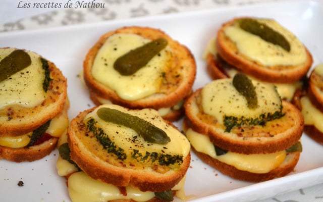 Petits croques à la raclette et moutarde à l'ancienne