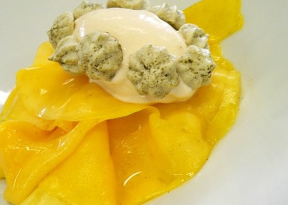 Mangue marinée aux épices, glace gingembre et meringue vinaigre-thé vert