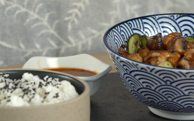 Petits poulpes rôtis à la sauce pimentée et légumes sautés