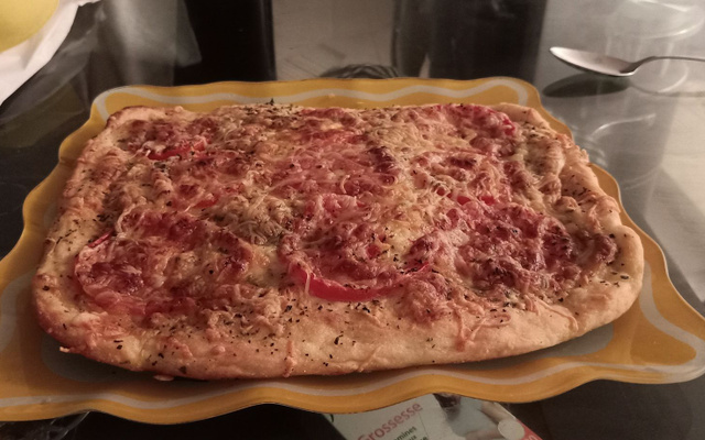 Focaccia aux tomates, fromage et origan