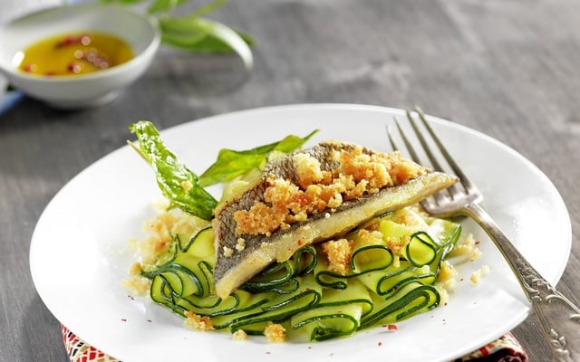 Filet de dorade en crumble de noisettes/parmesan et courgettes en tagliatelles