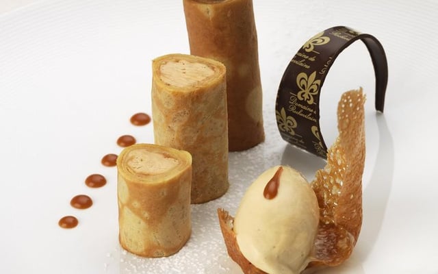 Fines crêpes de froment enveloppant une crème de Jivara, Glace au caramel salé