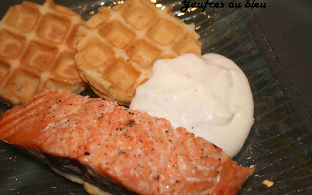 Gaufres au bleu espuma au comté et saumon grillé