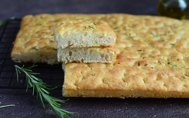 Focaccia sans pétrissage au romarin et focaccia fleurie