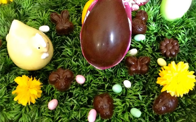 Chocolats noirs fourrés aux pistaches, ganache et coulis de framboise