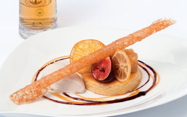 La figue, l'orange et le piment de Jamaïque 'La figue rôtie façon Suzette, pain de gênes réduction de porto, chutney de pommes glace au piment de Jamaïque'