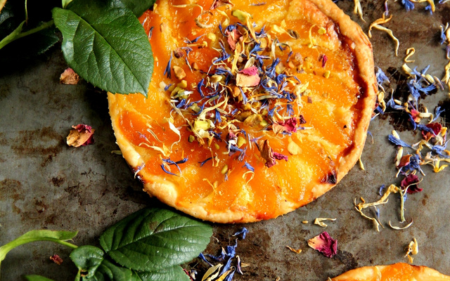 Tartes fines aux abricots et "salade de fleurs"