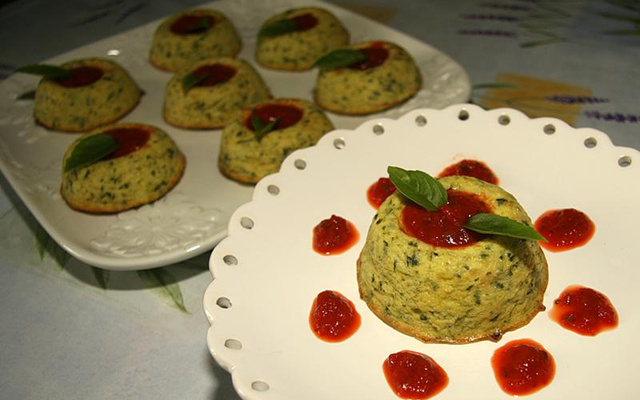 Petite mousse de courgettes et son coulis de poivrons au basilic