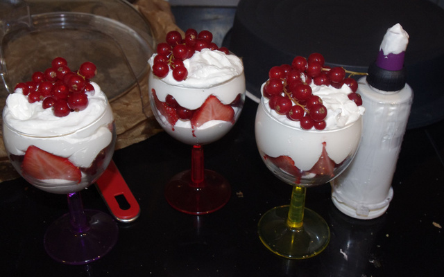 Verrines de fuits rouges à la chantilly maison