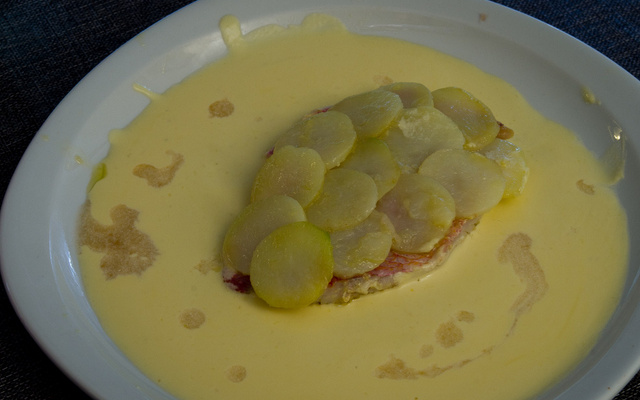 Rougets de roche aux écailles parmentières en sauce safranée à l'ail du Languedoc