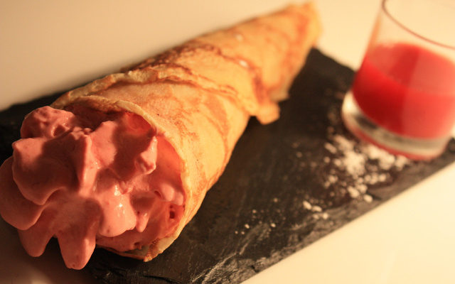 Crêpe fourrée à la chantilly rose