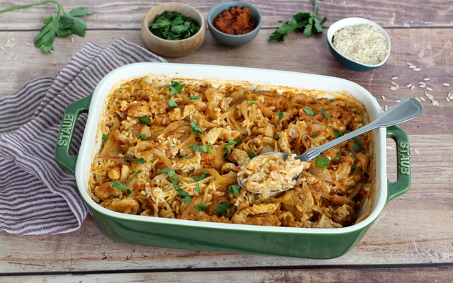 Riz pilaf au caviar de tomate et au poulet
