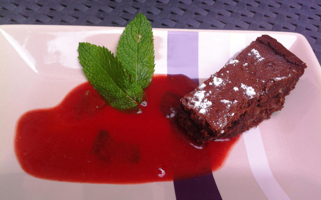 Brownies crunchy aux noix et sa soupe de fraises mentholée