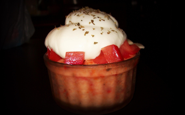 Delicate chantilly d'ail sur mousse de tomate
