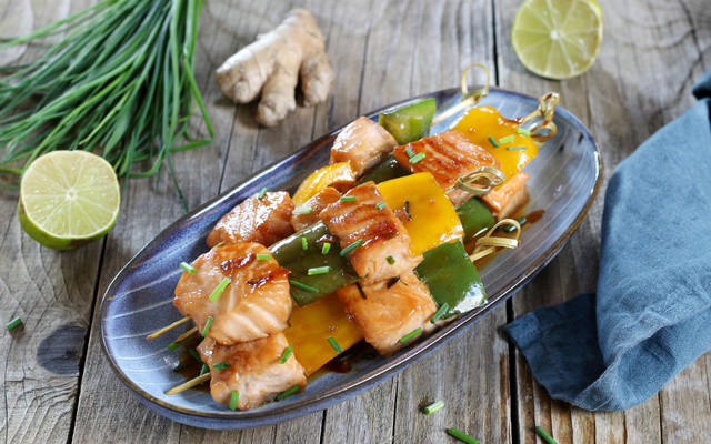 Brochettes de saumon mariné à la sauce soja