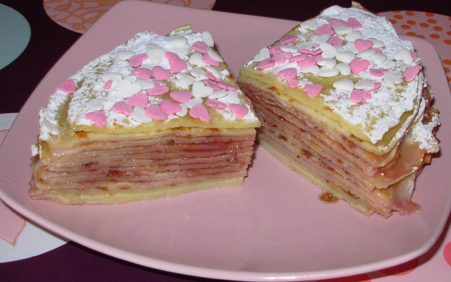 Gâteau de crêpes à la fleur d'oranger et à la fraise