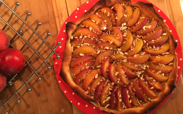Tarte aux nectarines et pistaches concassées