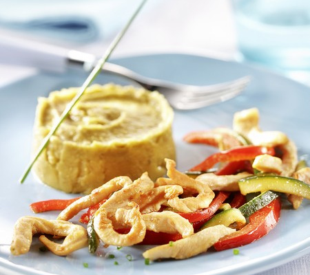 Emincés de volaille aux courgettes et poivron rouge, purée de pois-cassés