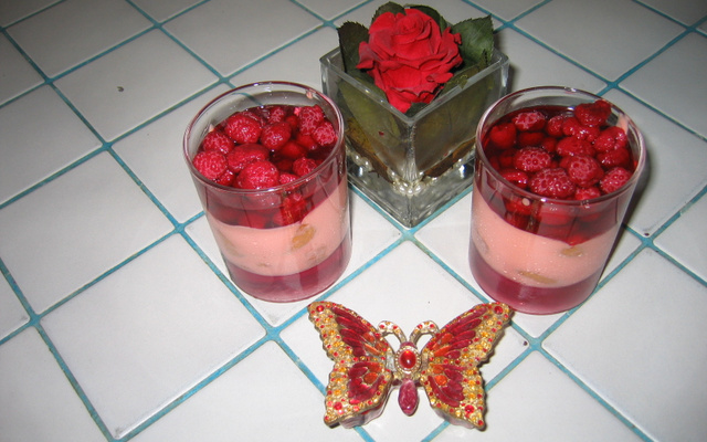 Tiramisù roses aux pralines et coulis de framboises