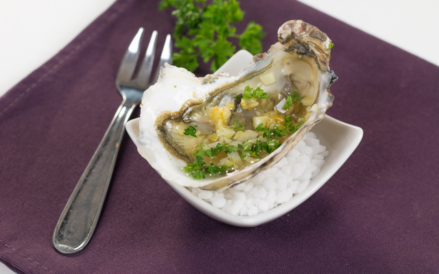 Huîtres à la gelée de Madère, ail poêlé et persil
