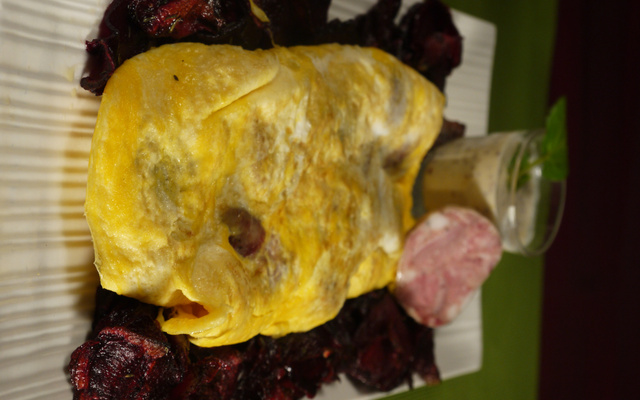Omelette au boudin blanc et chips de betterave