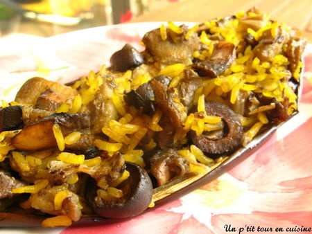 Aubergines farcies au riz aux champignons, olives noires et curcuma