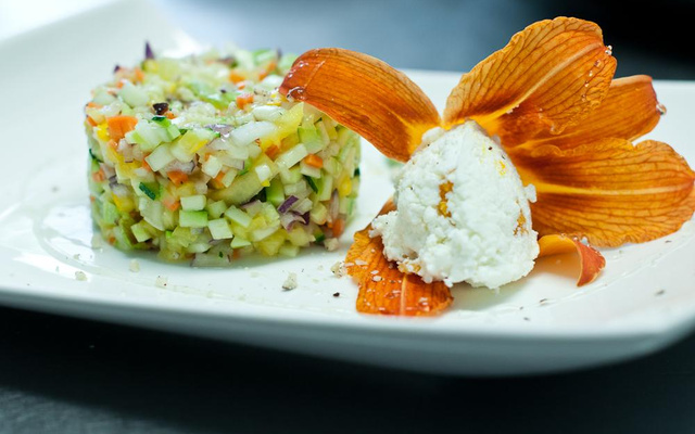 Tartare de Légumes Estivaux citronnés, Hémérocalle farcie à la Brousse