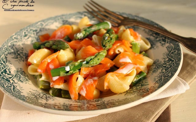 Pipe regate aux asperges vertes et au saumon fumé