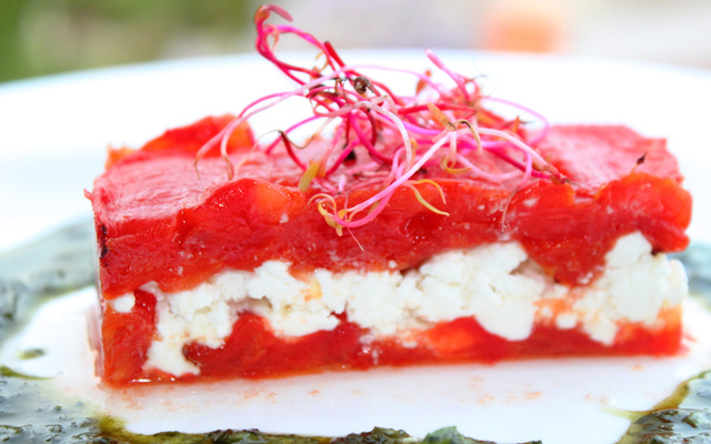 Millefeuille de tomates confites et chèvre frais, et son coulis de basilic