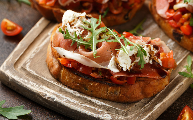 Bruschetta tomate, mozzarella et jambon cru