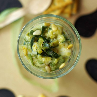Caviar de courgettes au cumin, salers et pignons