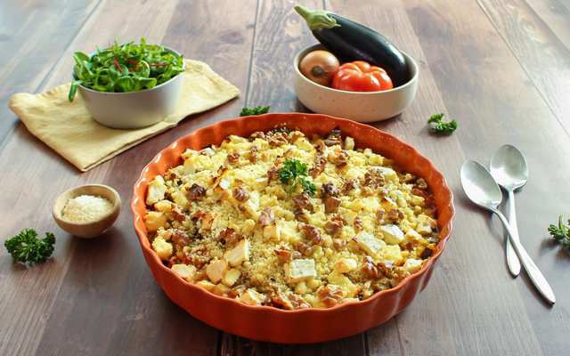 Crumble salé à la ratatouille, féta et noix