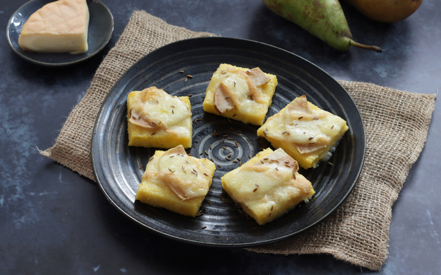 Toasts de polenta à la poire et Munster