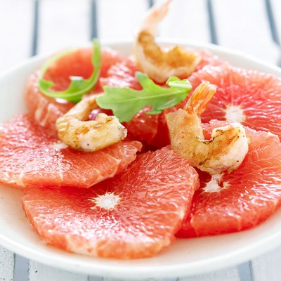 Carpaccio de pamplemousse de Floride, gambas croustillantes et roquette
