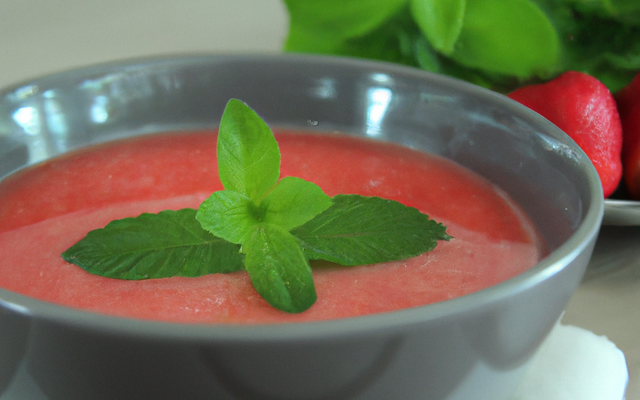 Soupe fraise et menthe hachée