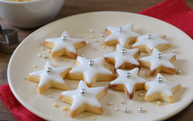 Sablés de Noël et glacage blanc comme neige