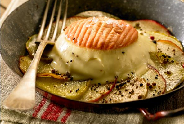 Epoisses sur galette de pommes et pommes de terre