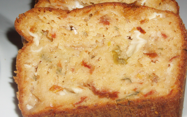 Cake au fromage de chèvre et tomates séchées
