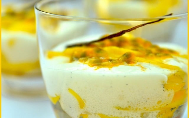 Verrine baba,  mangue épicée et mousseux fromage blanc