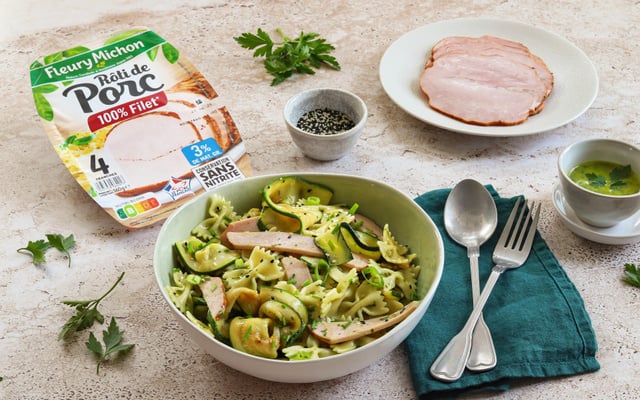 Salade de pâtes aux courgettes grillées, rôti et vinaigrette au persil et au citron